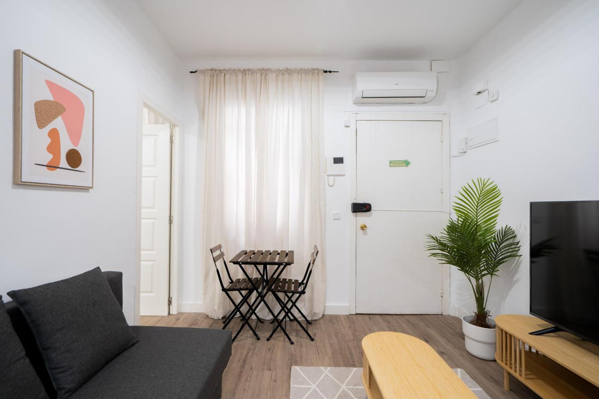 Apartamento En Chueca Para 4 Personas Alquiler Temporal Madrid Buitenkant foto