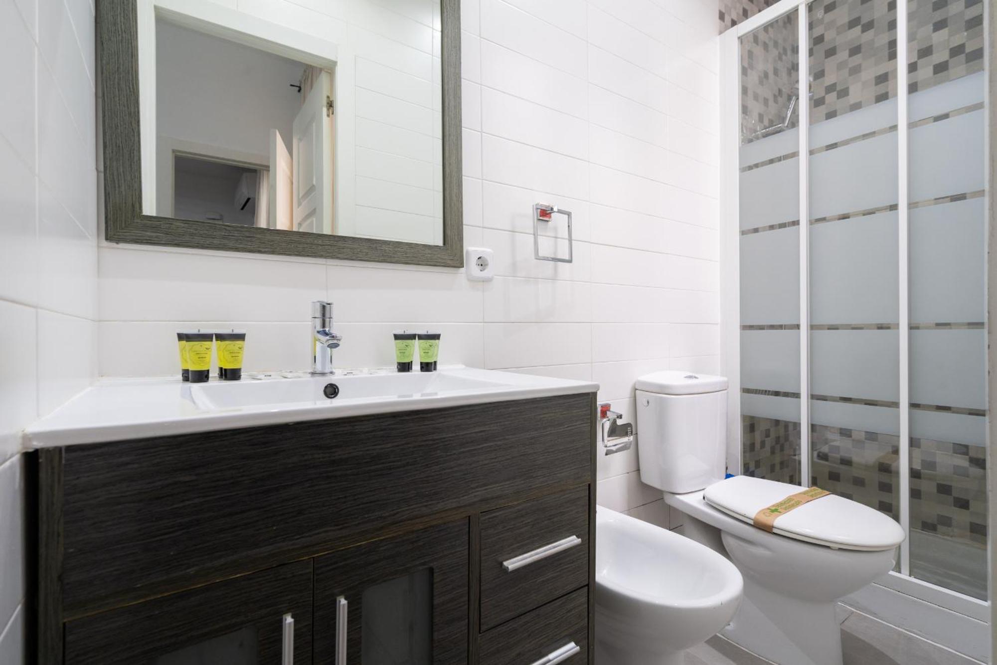 Apartamento En Chueca Para 4 Personas Alquiler Temporal Madrid Buitenkant foto