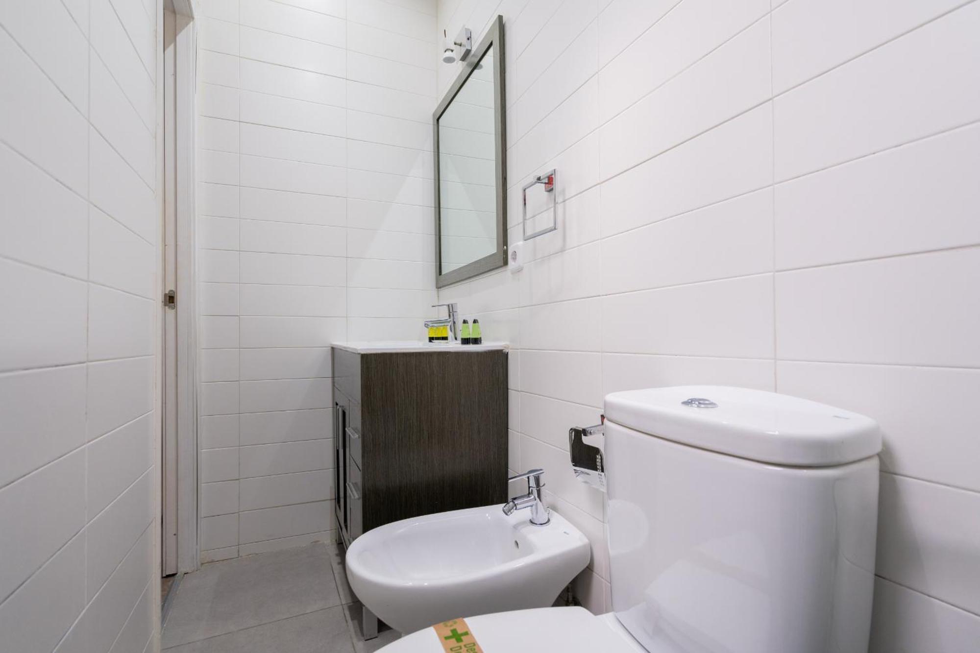 Apartamento En Chueca Para 4 Personas Alquiler Temporal Madrid Buitenkant foto